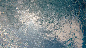 水面空气泡泡和太阳光束的水下表面30秒视频