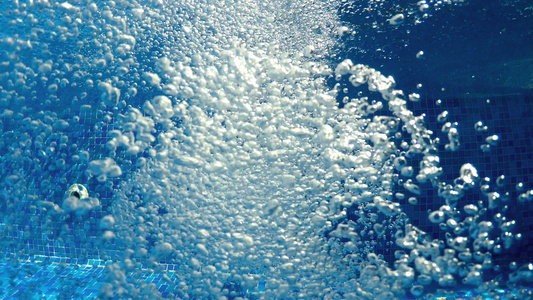 泳池中清蓝水中的空气泡泡水下喷射适合背景视频