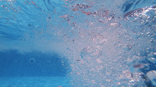 在热游泳池中缓慢的动作在水下升起气泡视频
