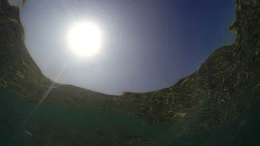 太阳在海面照耀的风景背景水下观测到自然界视频