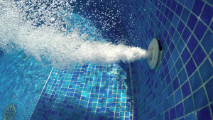 带有蓝色瓷砖的热温泉池喷气式喷水式喷水器的水下泡泡18秒视频