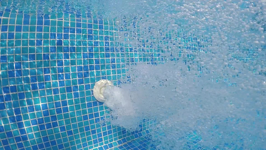 热温泉水池喷气式喷水器的水下泡泡含蓝色瓷砖慢动视频