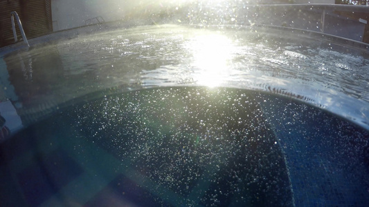 升至地表的气泡水疗热温泉池视频