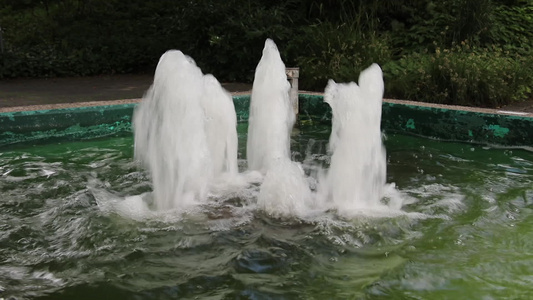 城市公园池塘中的泉水喷泉视频