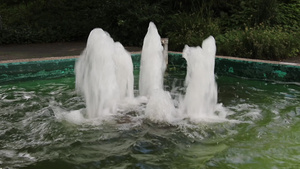 城市公园池塘中的泉水喷泉49秒视频