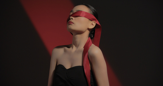 红色丝带与时尚气质美女视频