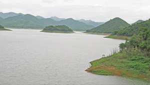 在泰河山的湖边20秒视频