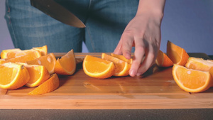 家庭主妇在家里切大多汁橙子9秒视频