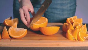 家庭主妇在家里切大多汁橙子20秒视频