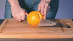 家庭主妇在家里切大多汁橙子7秒视频