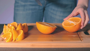 家庭主妇在家里切大多汁橙子30秒视频
