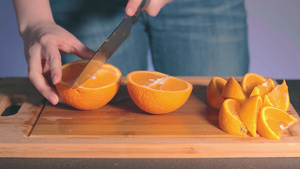 家庭主妇在家里切大多汁橙子24秒视频
