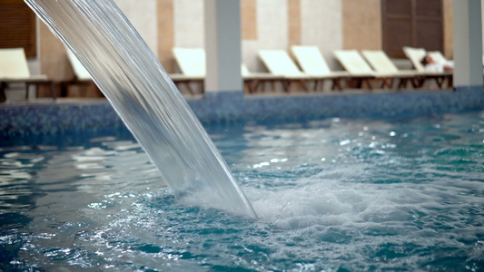 带有瀑水喷气式飞机的空豪华豪华游泳池视频