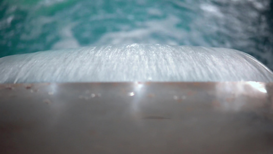 豪华度假胜地室内游泳池的喷气式瀑布视频