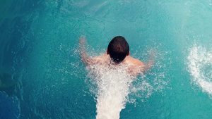 男人在游泳池的喷水机下放松29秒视频