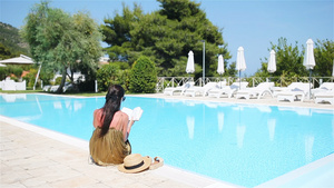 女人在豪华酒店度假胜地的游泳池休息享受完美的沙滩假期10秒视频