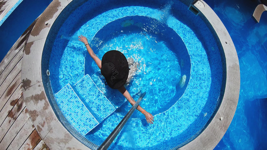 女性在热温泉水池中放松运动缓慢视频