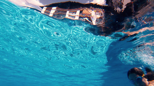 在豪华度假胜地游泳池里带着护目镜的小女孩视频