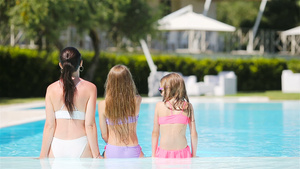母亲和两个孩子在豪华游泳池享受暑期假期10秒视频