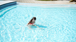 可爱的小女孩在户外游泳池游泳13秒视频