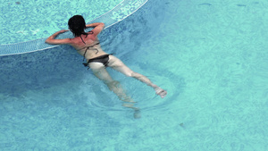 妇女在游泳池中享受10秒视频