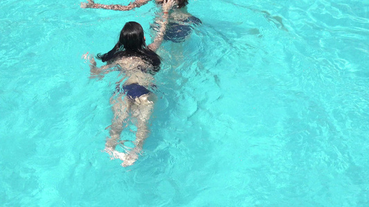 快乐的女生在游泳池玩暑假概念视频