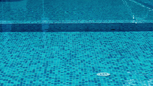 空泳池平静水面13秒视频
