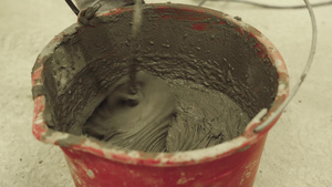 将水泥混入一个装有搅拌器的桶里12秒视频