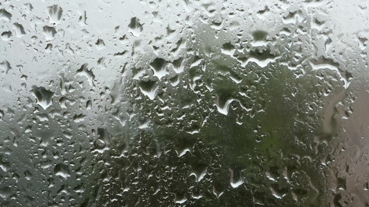 雨滴从窗口的玻璃上流下关闭视频