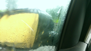 雨滴从车的玻璃上流下来坠落17秒视频