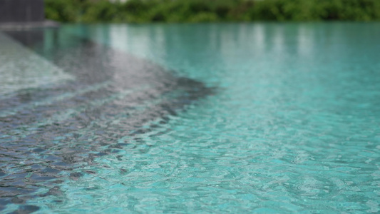 池中水面海浪的波纹在游泳池的水面上视频