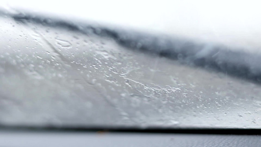 挡风玻璃雨刷器擦拭挡风玻璃上的雨水视频