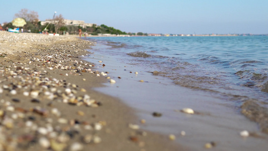 夏季概念背景海滨和平静波浪席卷海滩沙滩和石子电影Dof视频
