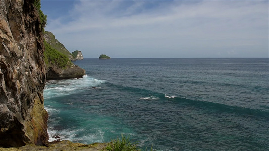 海浪在岩石海岸的波涛上佩古扬安瀑布贝尼达岛印地安群岛视频