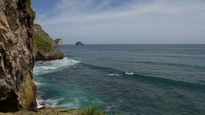 海浪在岩石海岸的波涛上佩古扬安瀑布贝尼达岛印地安群岛15秒视频