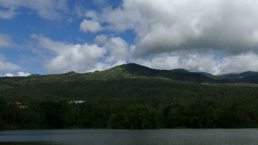 夏季公园中的森林湖泊和山岳风景视频