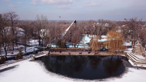 一群鸭子躺在公园冰冻的池塘上18秒视频