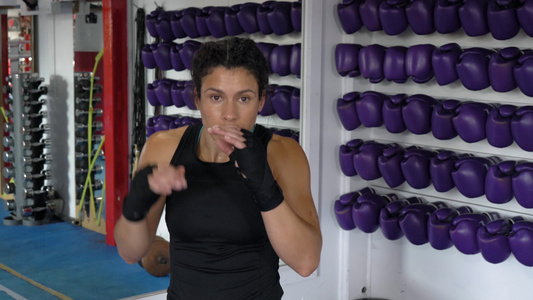 练太极拳的女人视频