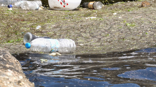 海水表面塑料瓶的污染水面视频