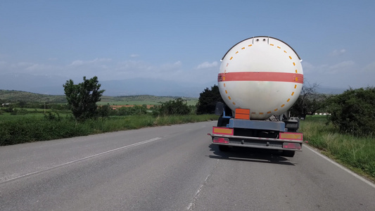 公路油油卡车水箱货物运输概念视频