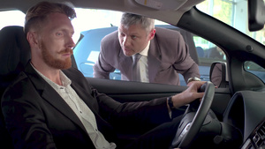 汽车经销商向英俊的年轻人展示新车25秒视频