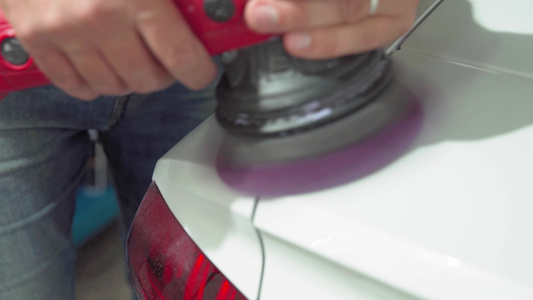 使用研磨机修理车身并使用蜡和油漆保护a防腐剂视频
