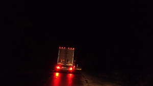 夜间下雨时在农村公路上驾驶的卡车电影滑行镜头28秒视频