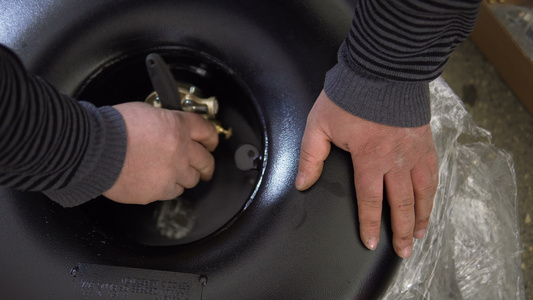 安装一个液化石油气气气瓶放在汽车的后备箱甜甜圈罐lpg视频