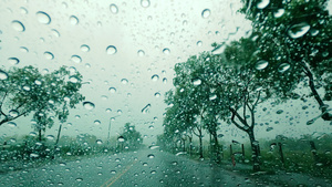 路透车窗有雨滴在雨中驾车21秒视频