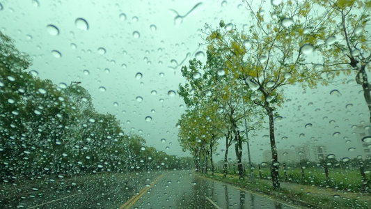 路透车窗有雨滴在雨中驾车视频