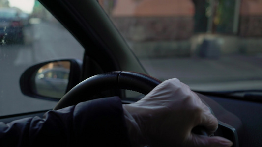 年轻女性驾车时戴保护手套流行共食视频