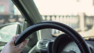 年轻女性驾车时戴保护手套6秒视频