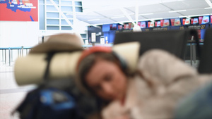 睡在机场的女人26秒视频