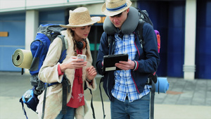 在机场使用数字平板电脑和智能手机的游客17秒视频